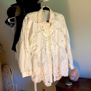 Vintage Lim’s embroidered button down shirt tags says OSFA all but it’s a M/L